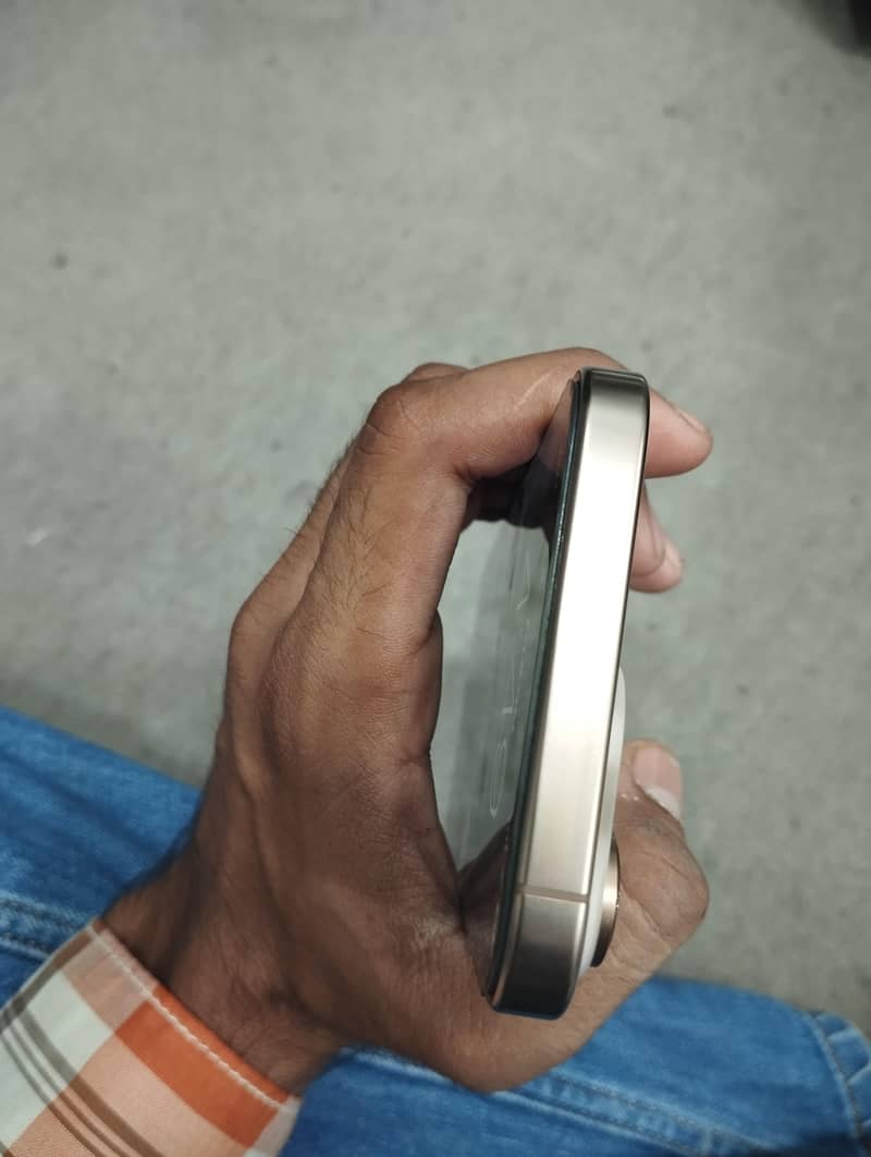 Apple iPhone 16 Pro Max 3