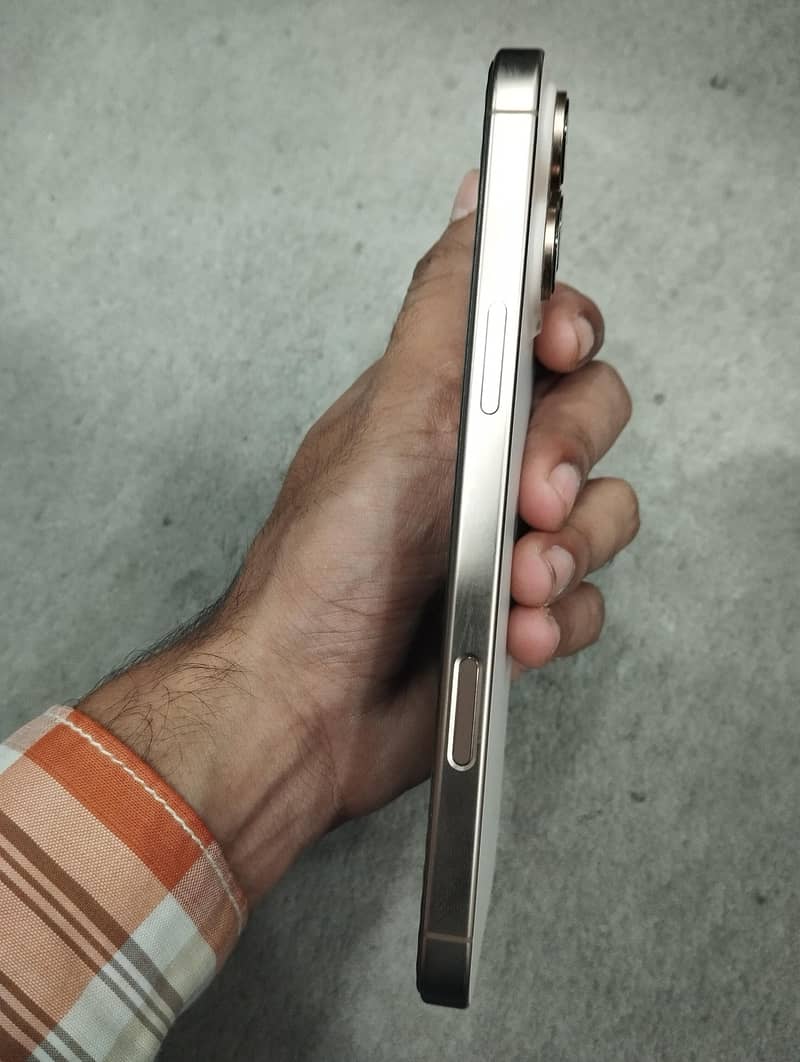 Apple iPhone 16 Pro Max 6