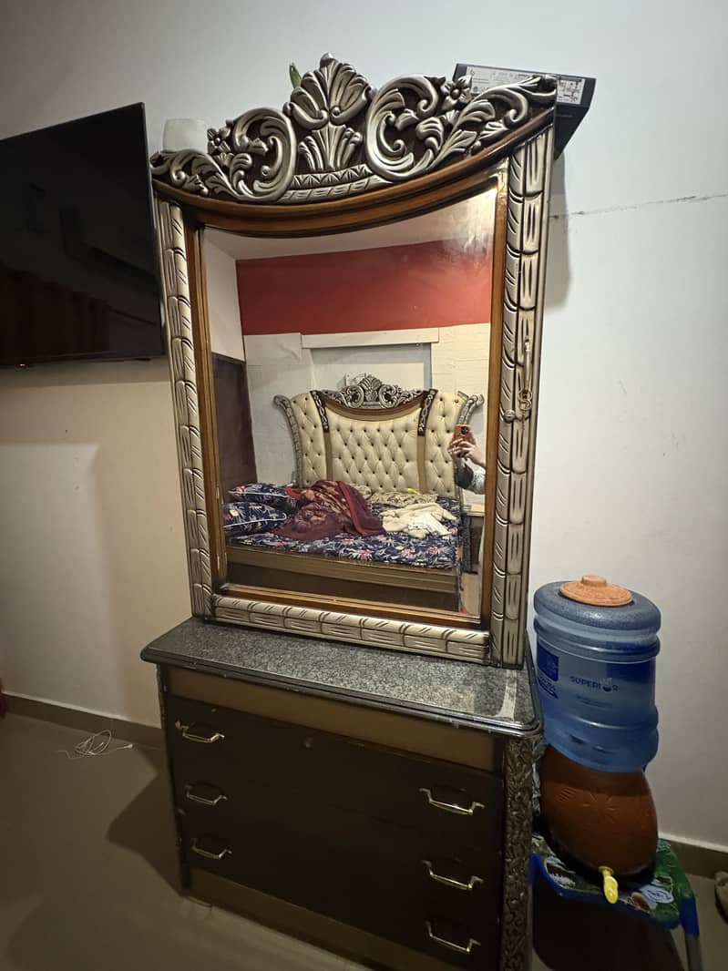 Dressing table 4