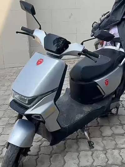 Metro T9 Electric Scooty (2026 Model) - Urgent Sale!