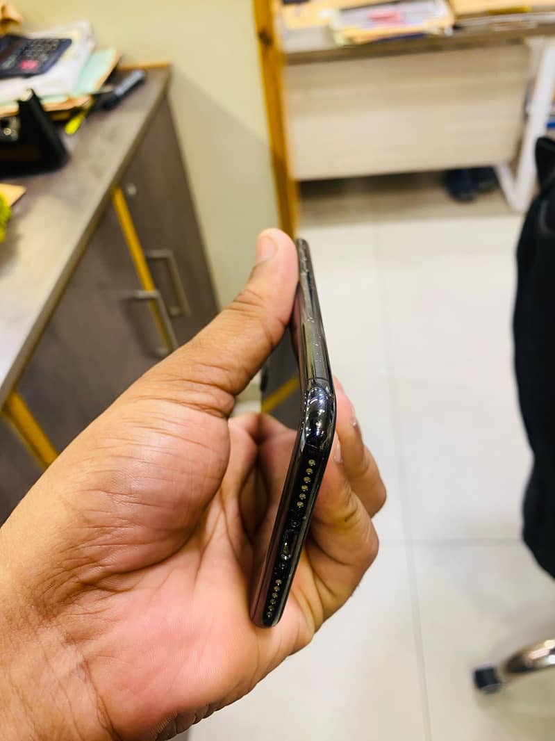 Apple iPhone X 3