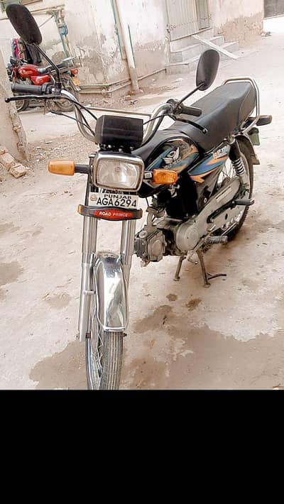 10 by 10 hai Itni Jyada Chali Bhi Nahi Hai condition bahut acchi hai