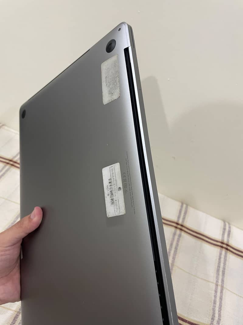 MacBook pro 15 inch 1