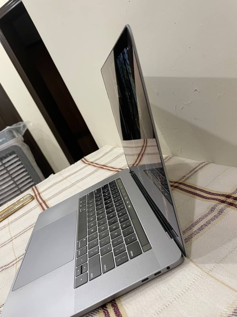 MacBook pro 15 inch 6