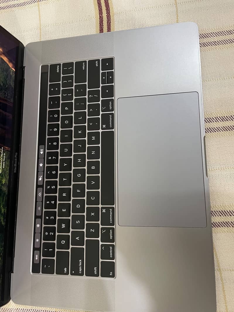 MacBook pro 15 inch 9