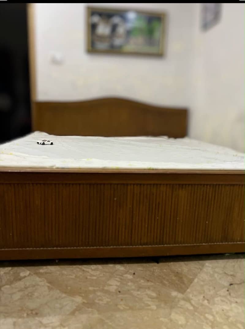 King size bed 0