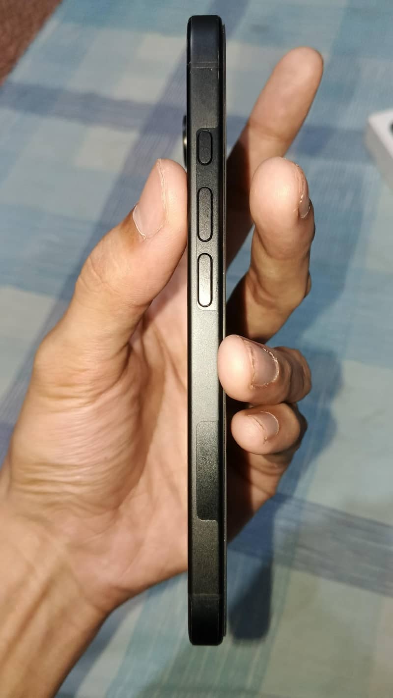 Apple iPhone 16 5