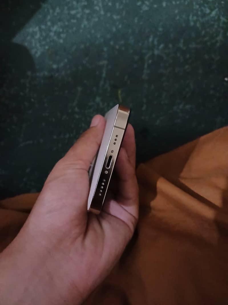 Apple iPhone 12 4