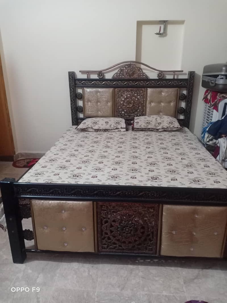 iron bed 0