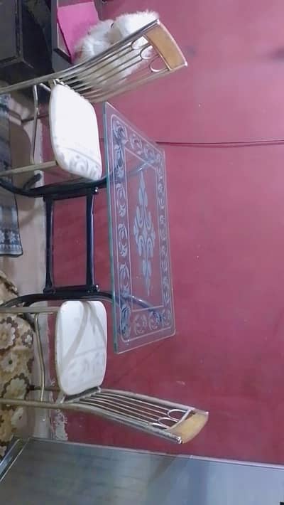 4 dinning chairs with dinning glass table in good condition