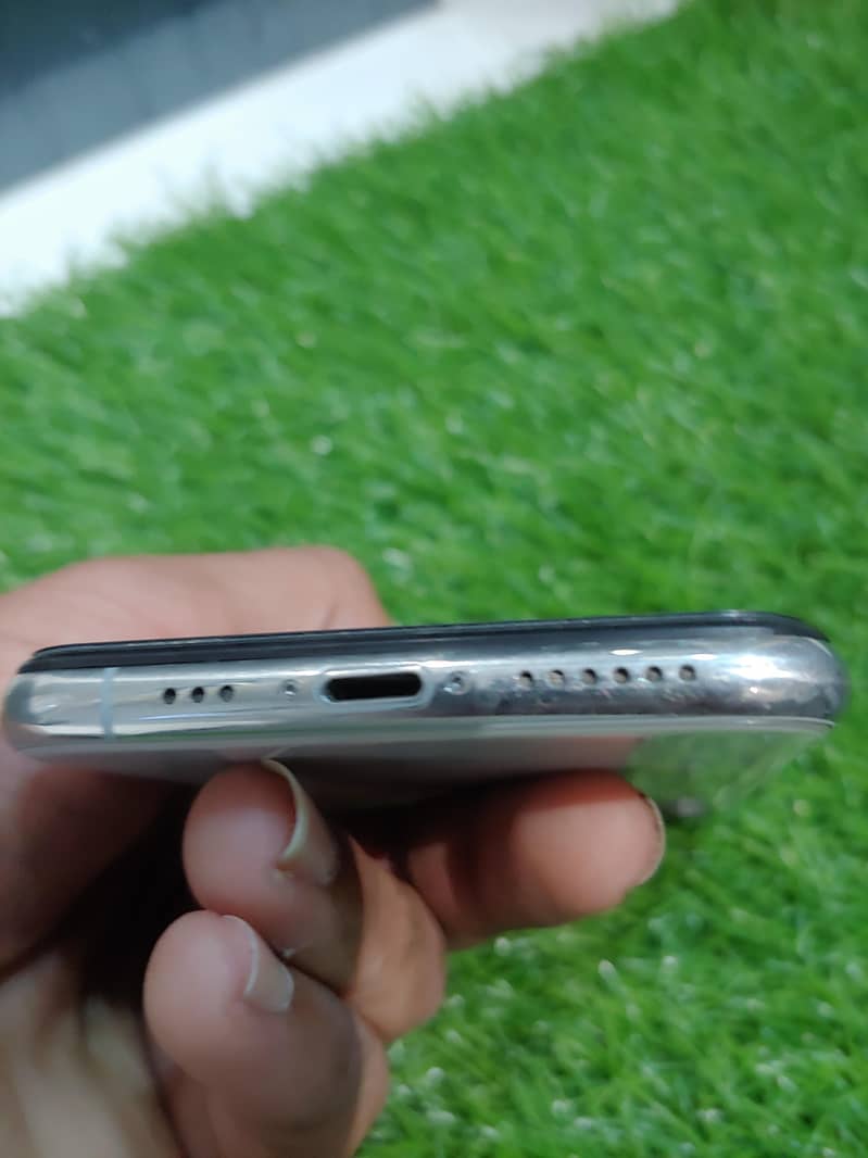 Apple iPhone X 4