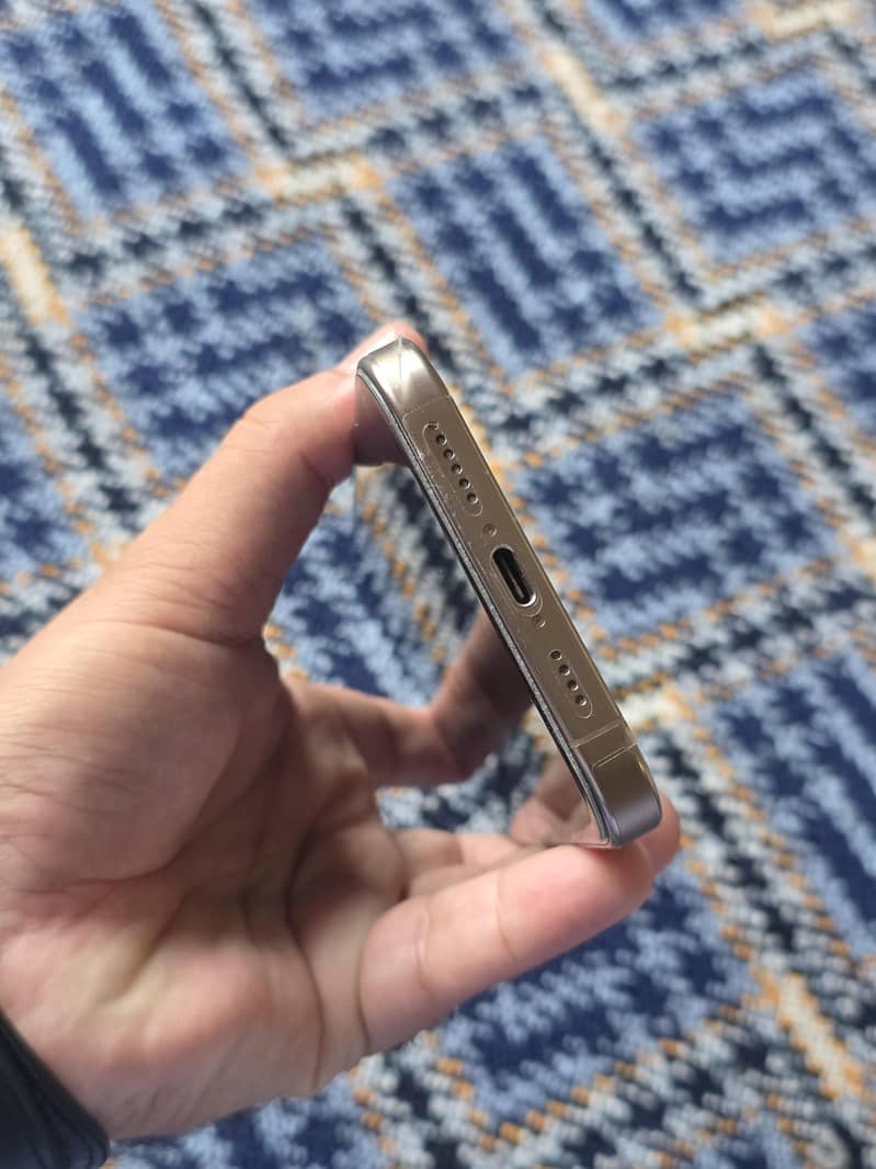 Apple iPhone 16 Pro Max 2