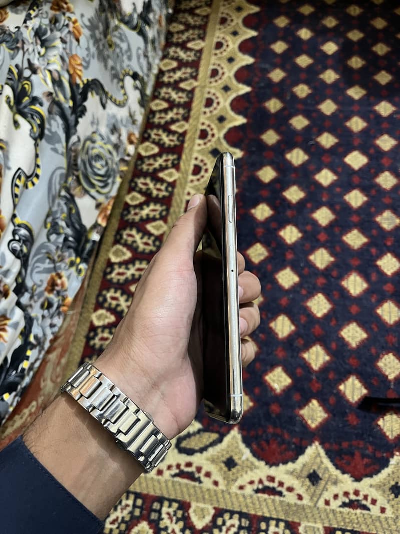 iPhone Xs Max 4
