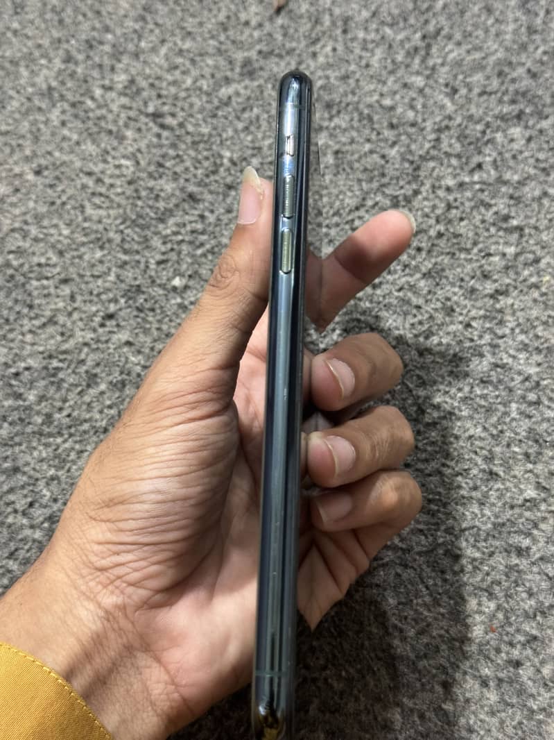 Apple iPhone 11 Pro Max 4