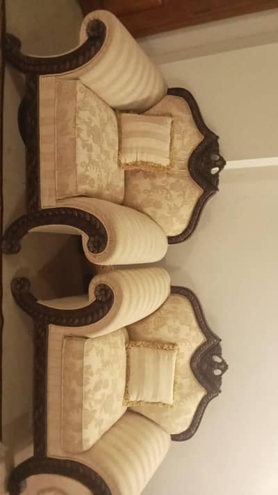 7 seaters sofa with Table