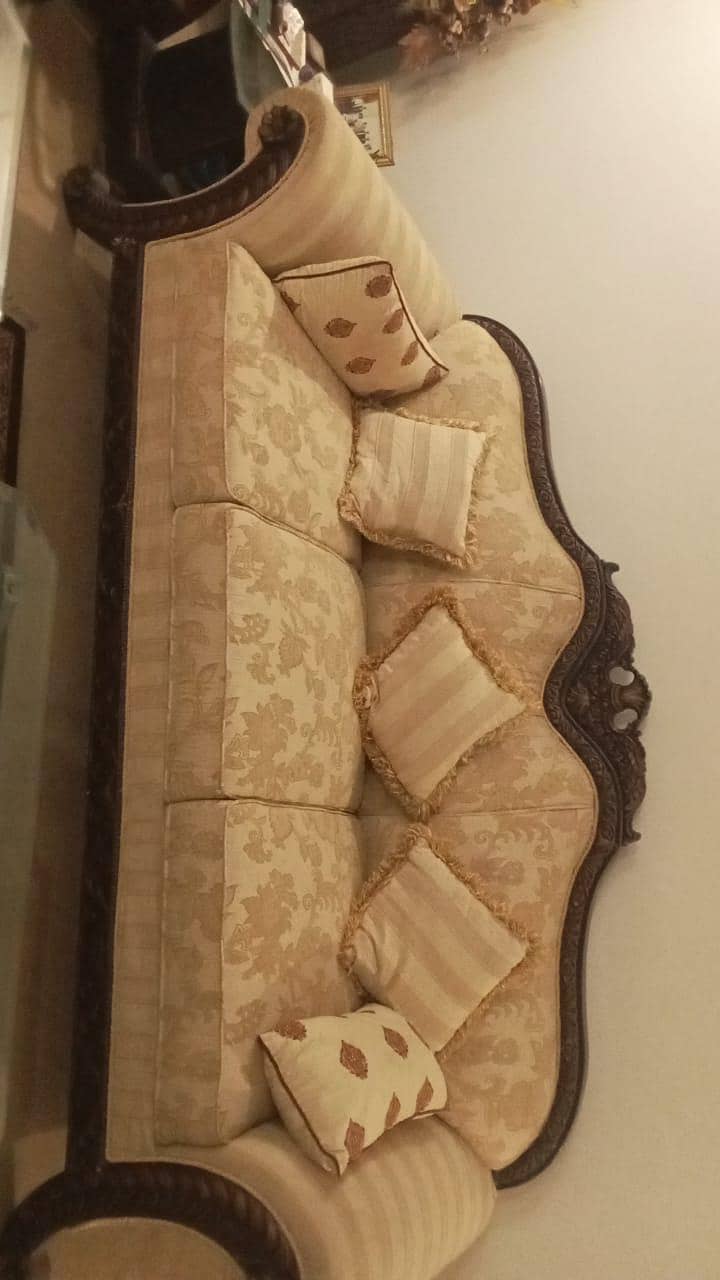 7 seaters sofa with Table 2