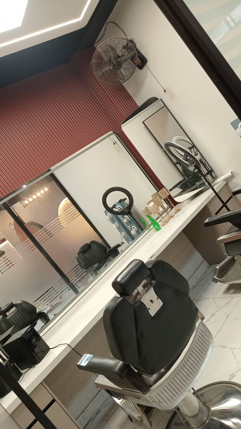Makeup chair 0