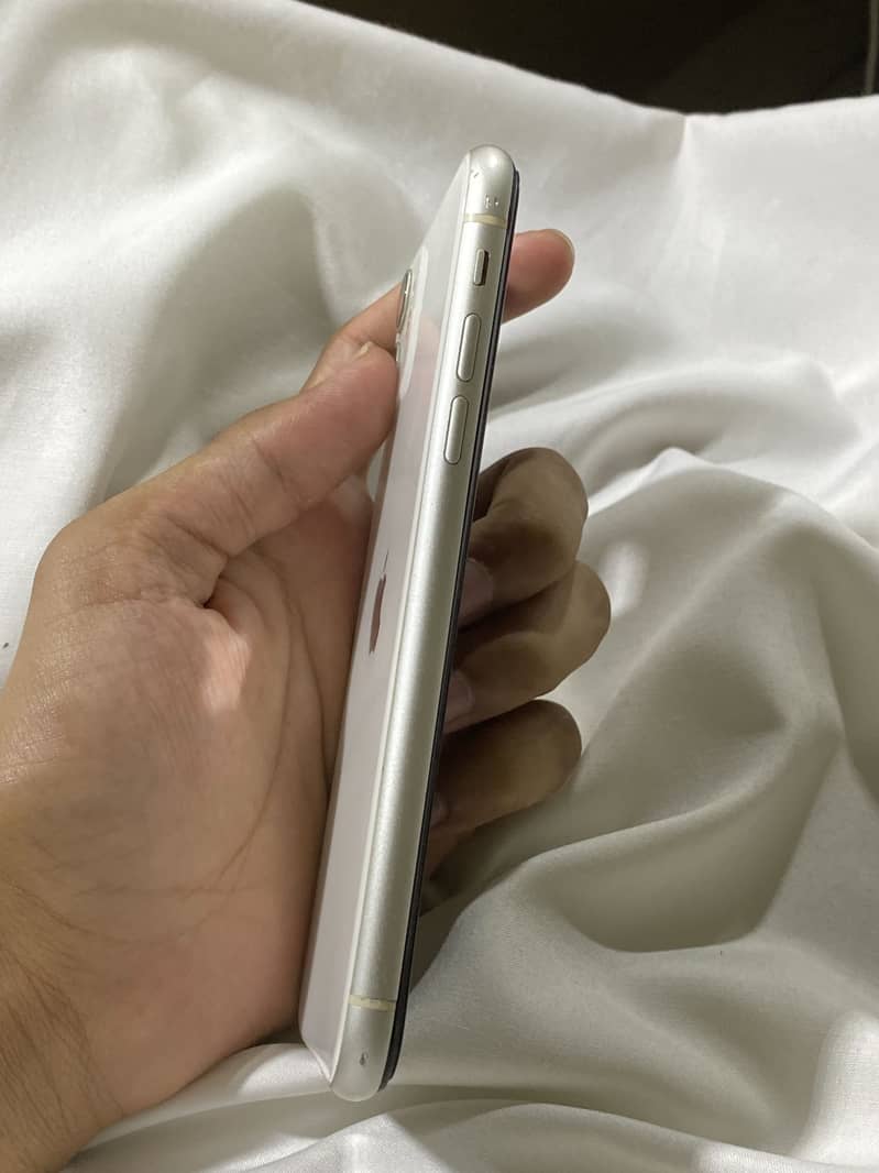 Apple iPhone 11 4