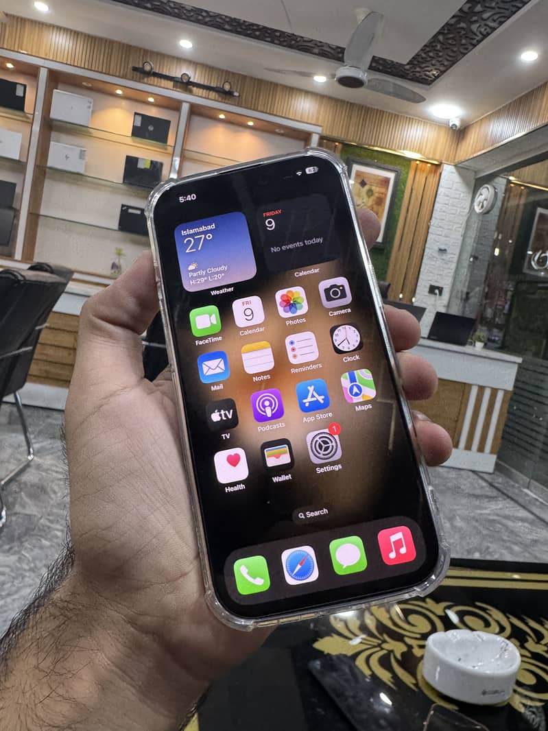 Apple iPhone 16 Pro 1