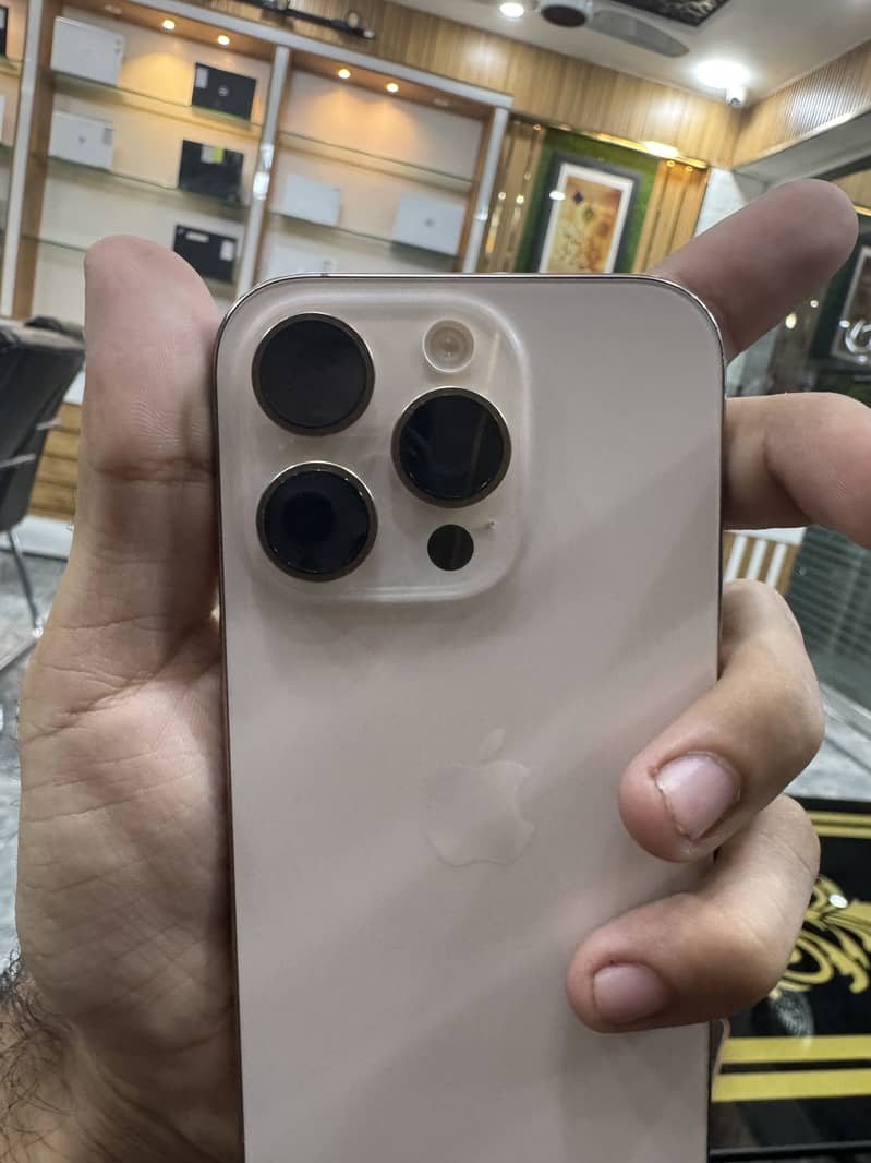 Apple iPhone 16 Pro 3