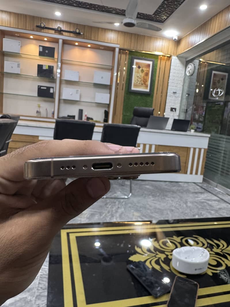 Apple iPhone 16 Pro 4