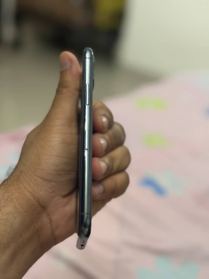 Apple iPhone 11 Pro 4