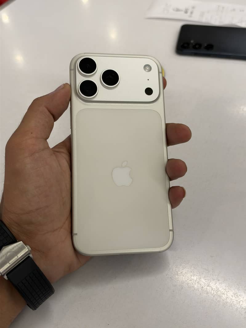 Apple iPhone 17 Pro Max 0