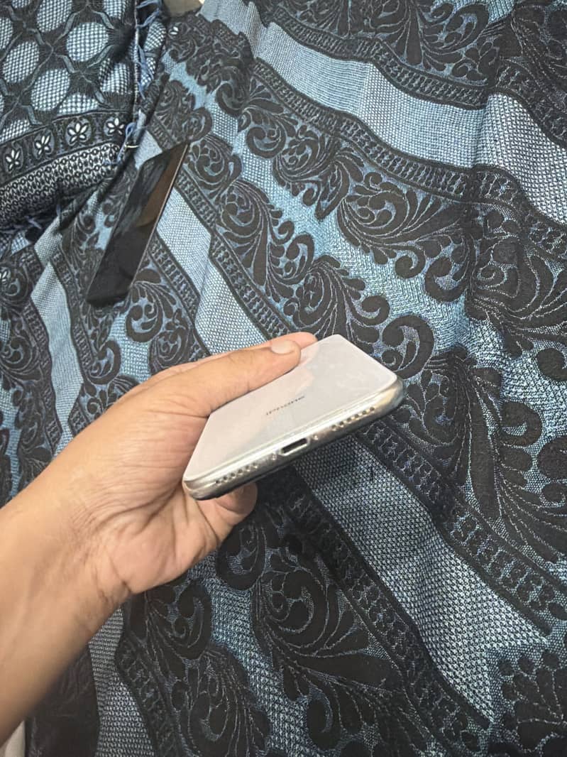 Apple iPhone X 3