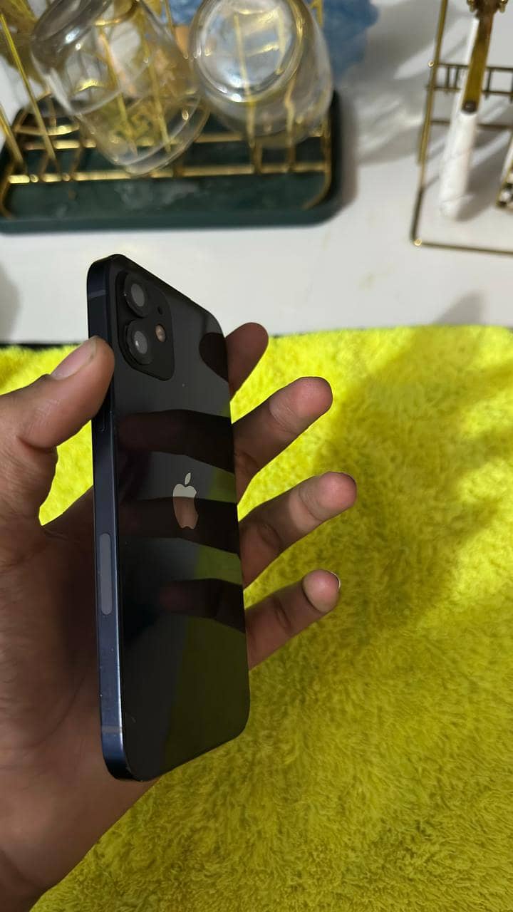 Apple iPhone 12 4