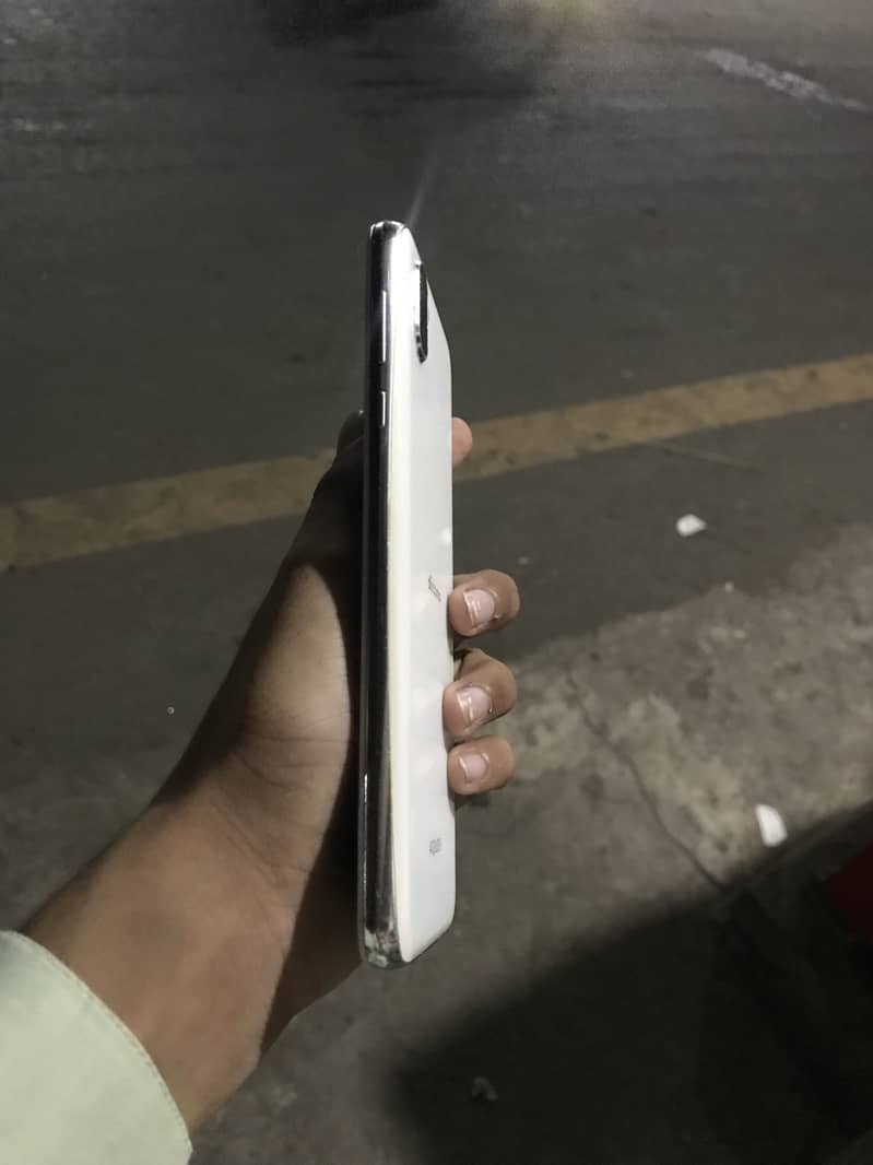 Sharp Aquos R2 4