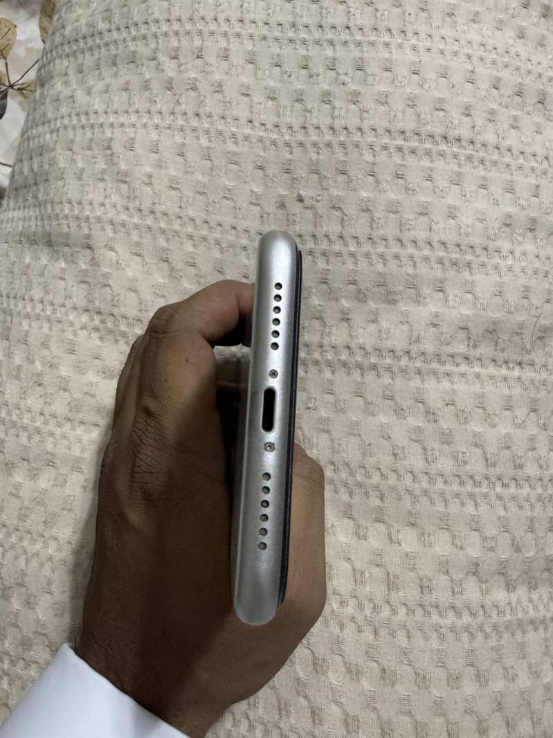 Apple iPhone 11 3