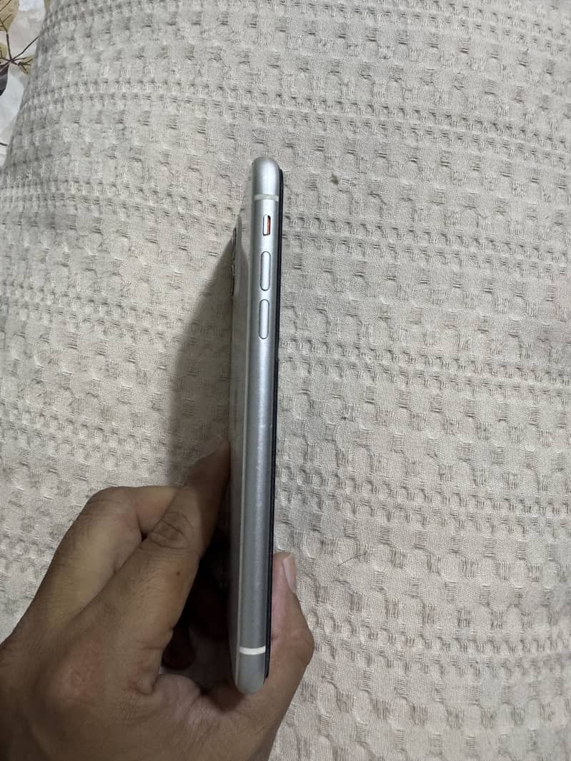 Apple iPhone 11 4