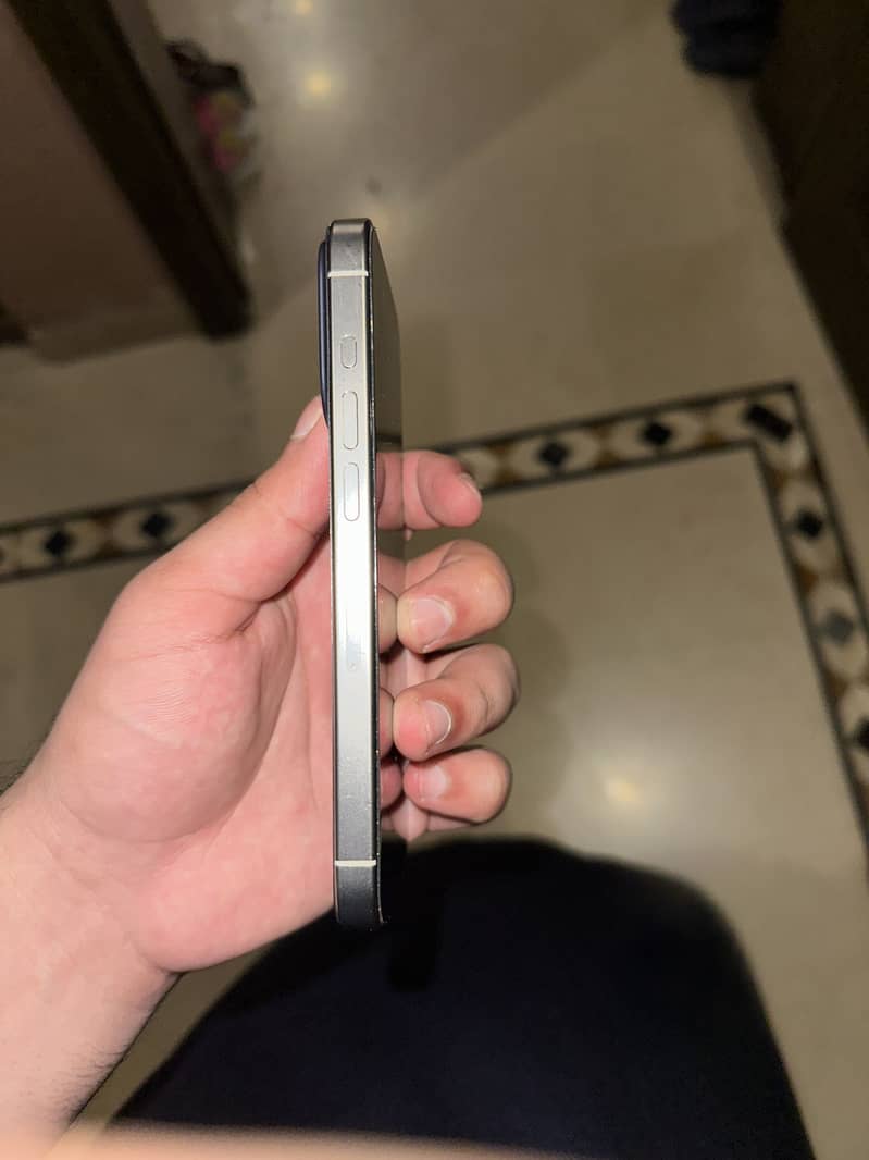 Apple iPhone 15 Pro 4