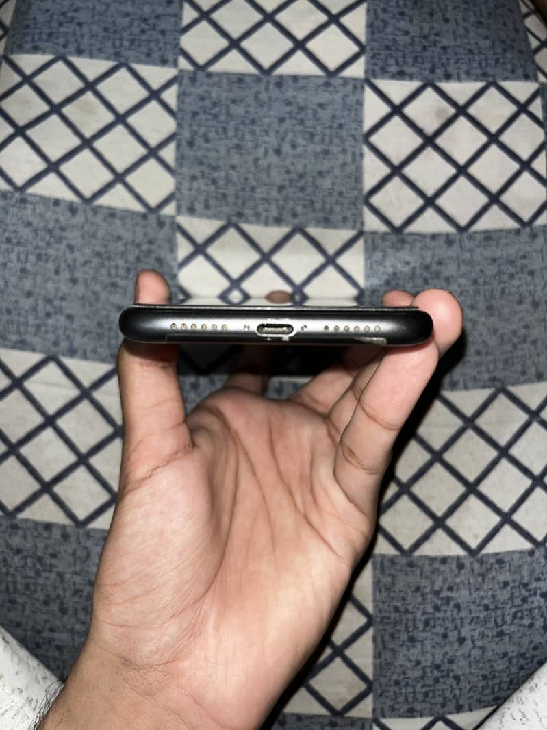 Apple iPhone 11 4
