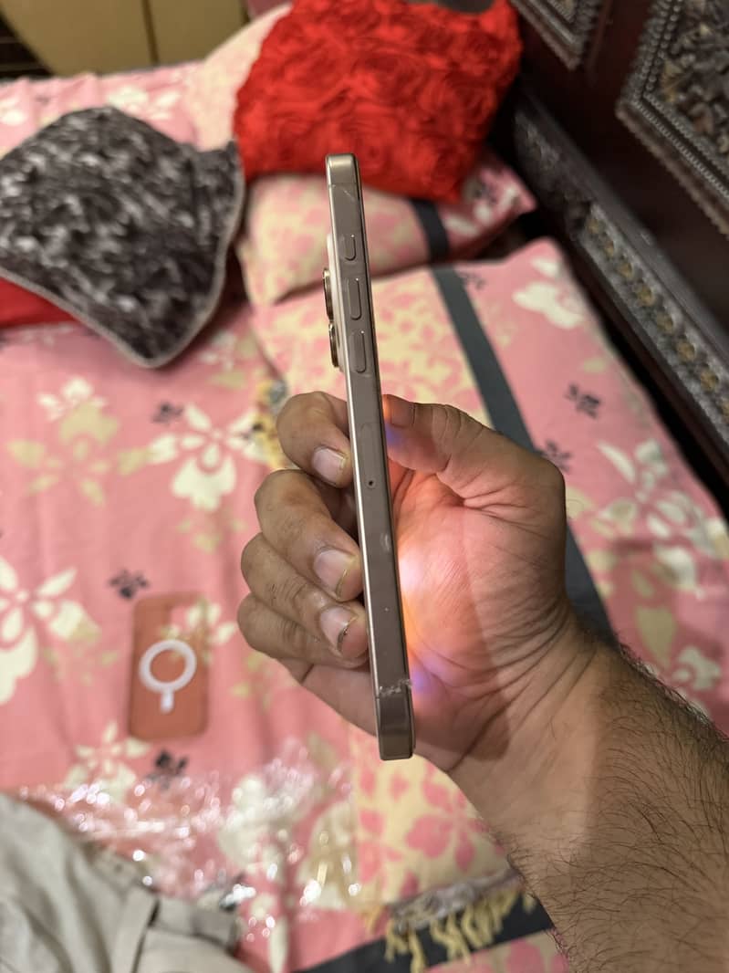 Apple iPhone 16 Pro Max 4