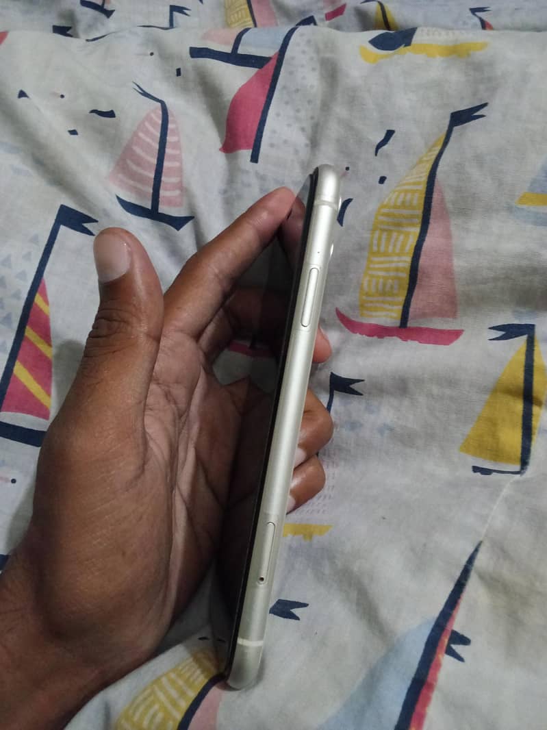 Apple iPhone 11 4