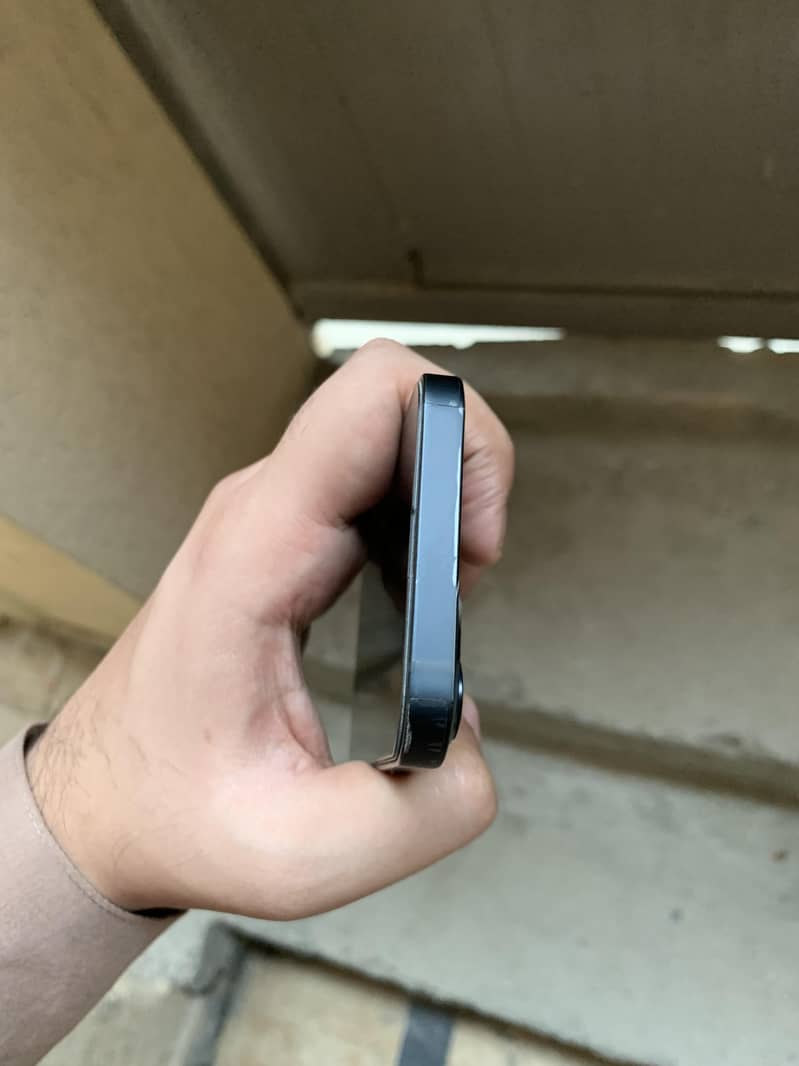 Apple iPhone 13 5