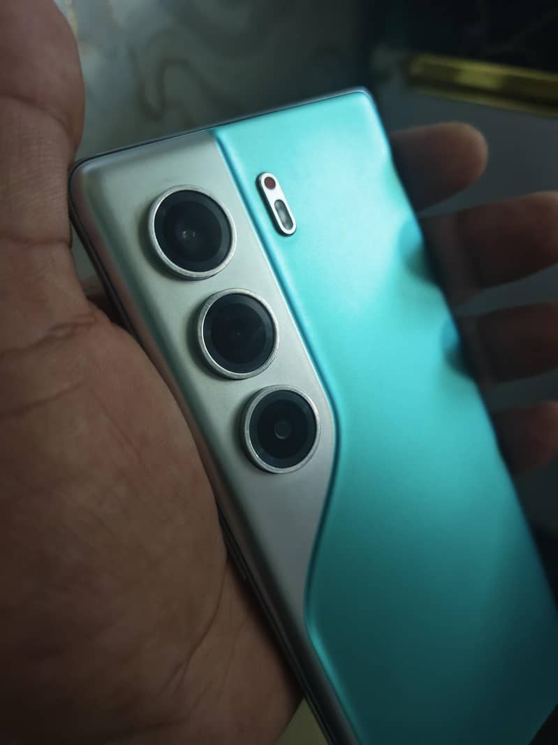 Tecno CAMON 40 Pro 1