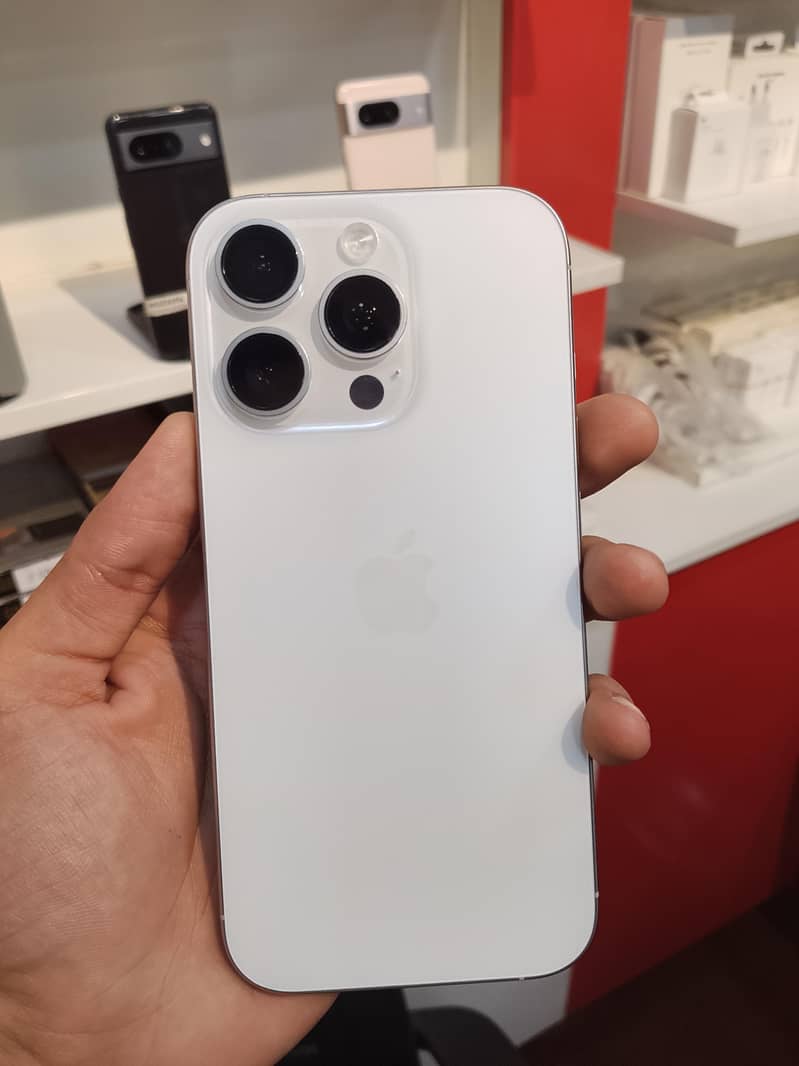 Apple iPhone 16 Pro 0