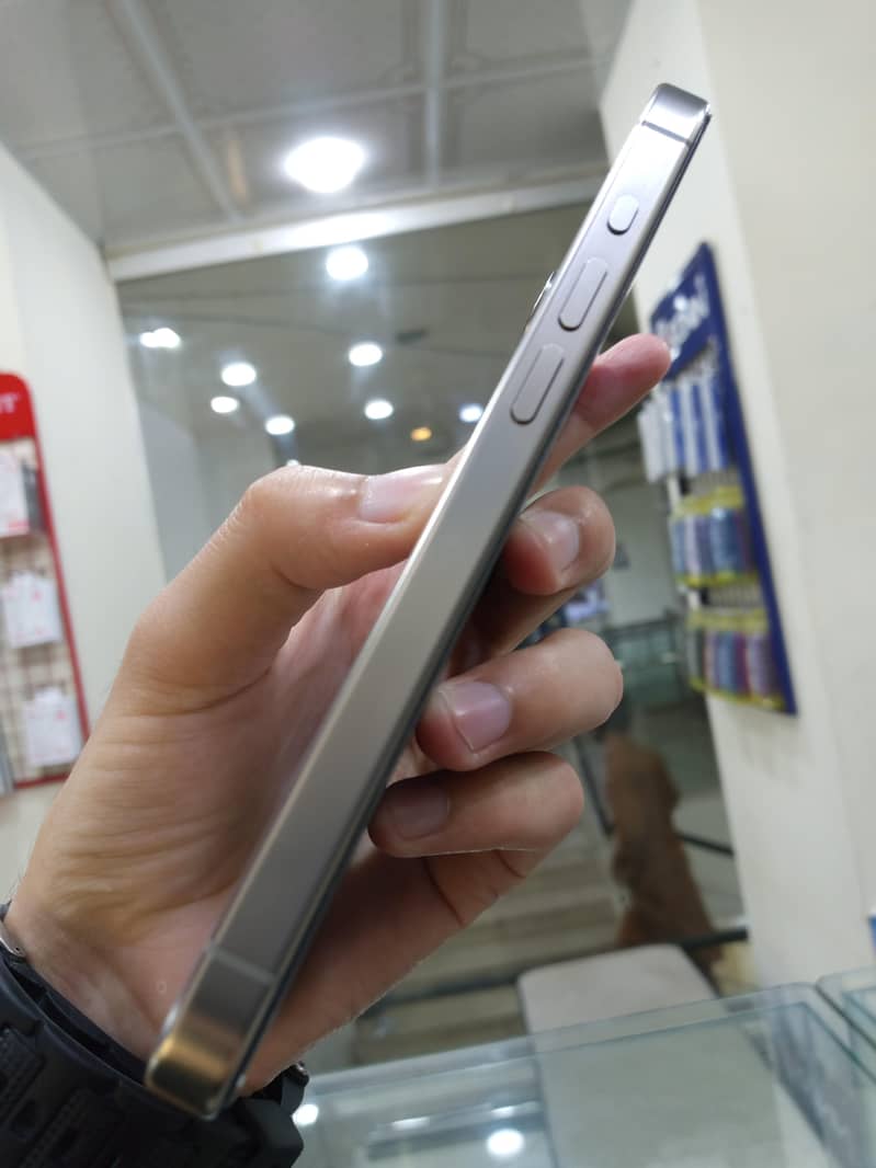 Apple iPhone 15 pro 2