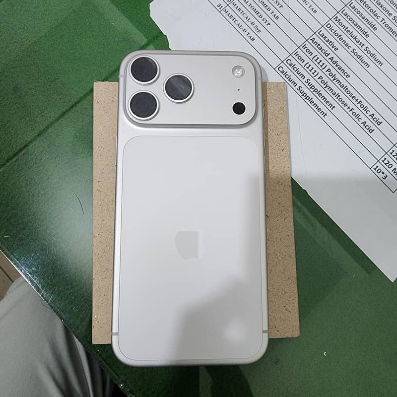 Apple iPhone 17 Pro Max 0