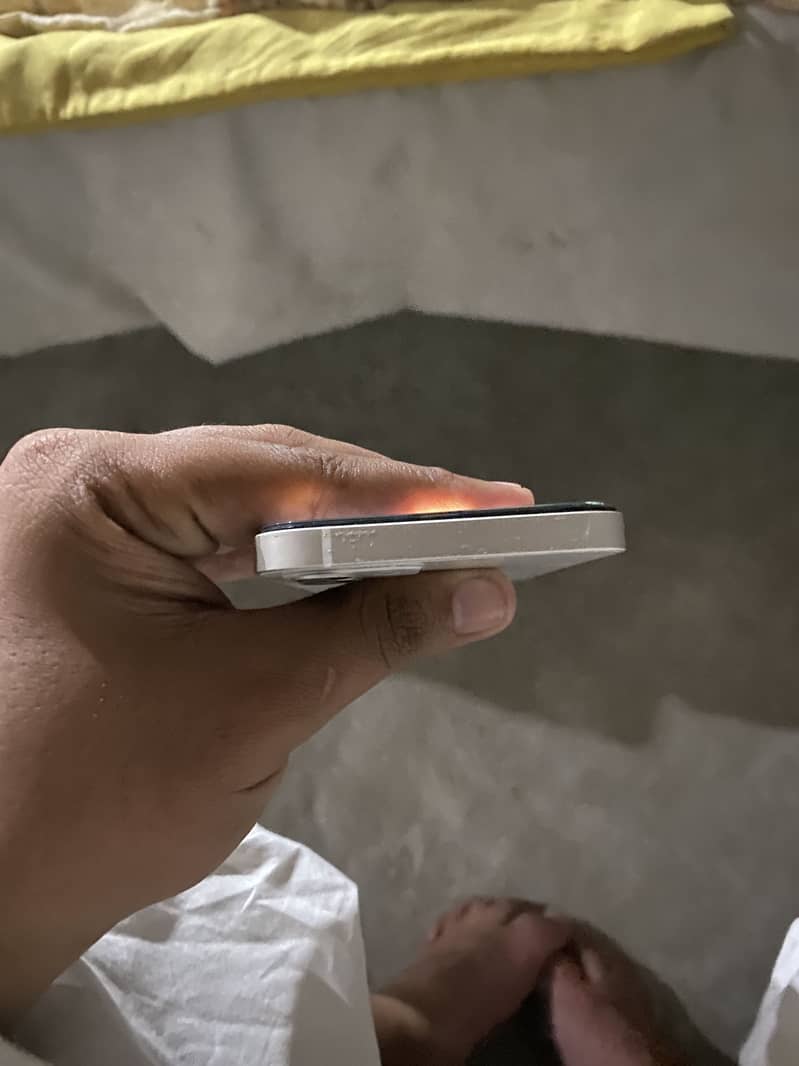 Apple iPhone 12 4