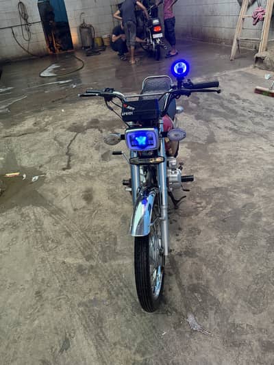 125 cg self start golden edition