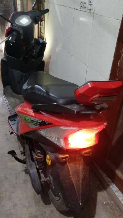 yj future electric scooty