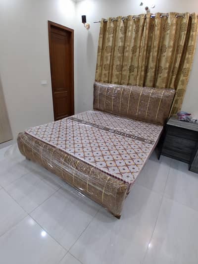 Double Kinzsize Bed With Mattress