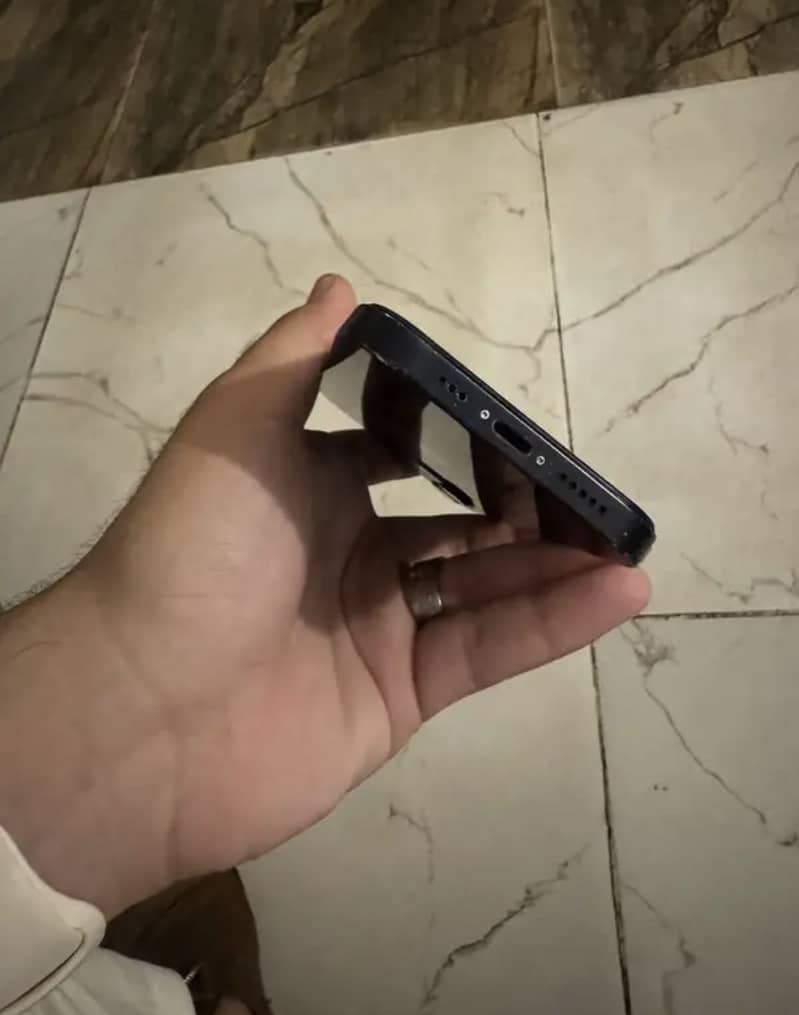 Apple iPhone 12 4