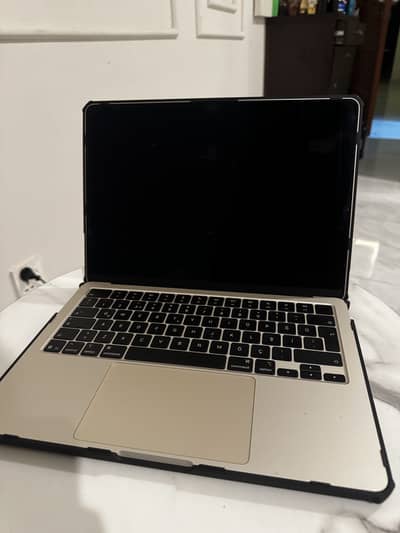 Macbook Pro M4 13-inch (10/10 condition 98% battery capacity)