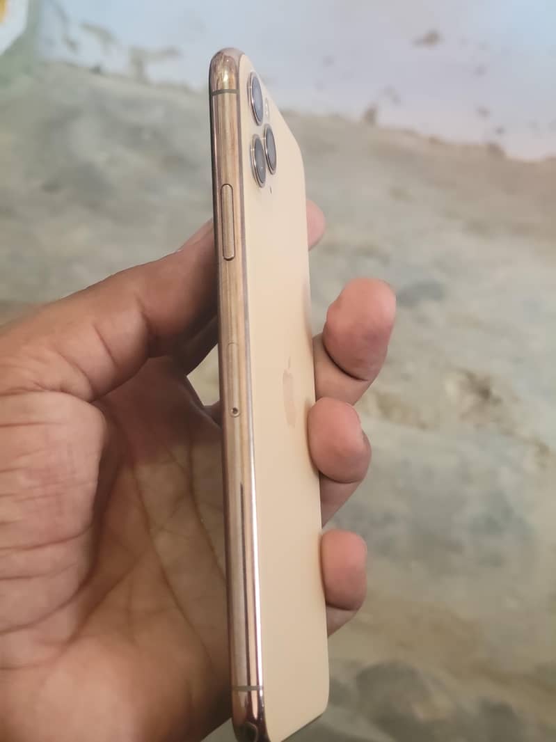 Apple iPhone 11 Pro Max 9