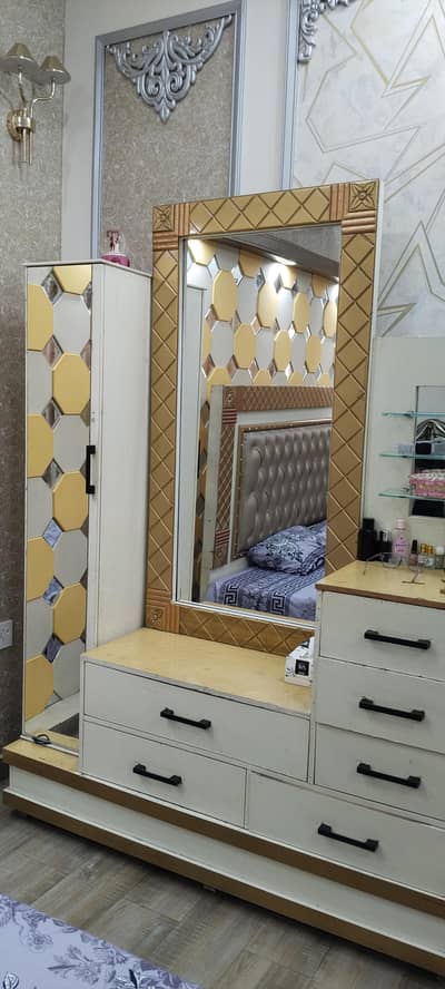 dressing table and draws