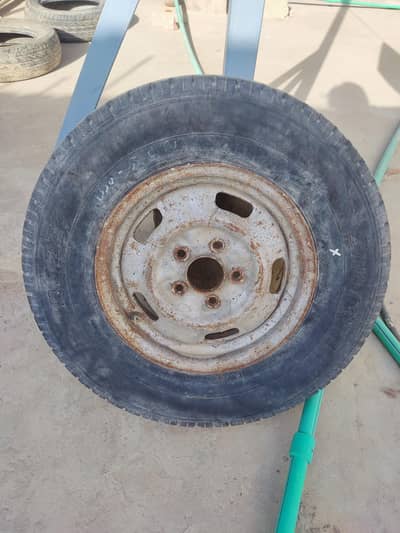 Bridgestone R623 Tyre with 5-Lug Steel Rim for Sale (Good Tread)